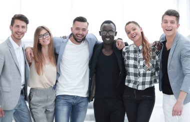 Geçici grup beyaz arka plan üzerinde izole duran insan