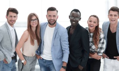 mutlu bir grup beyaz arka plan üzerinde üst üste duran insan