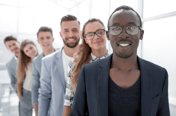 Hombre de moda seria es de pie sobre fondo blanco — Foto de Stock