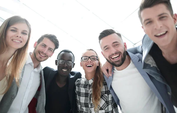 Jovens empresários estão abraçando e sorrindo — Fotografia de Stock