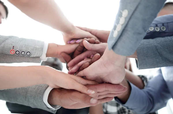 Primer plano de un colegas de negocios con sus manos apiladas togeth —  Fotos de Stock