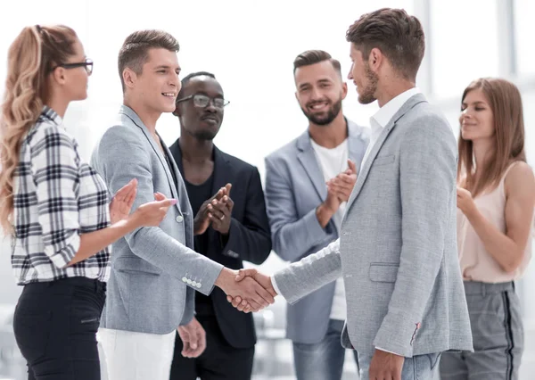 Üzletemberek kezet ráznak egy találkozóval. — Stock Fotó