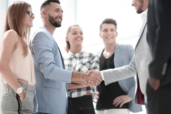 Empresarios dándose la mano. Dos hombres de negocios seguros sacudiendo han — Foto de Stock