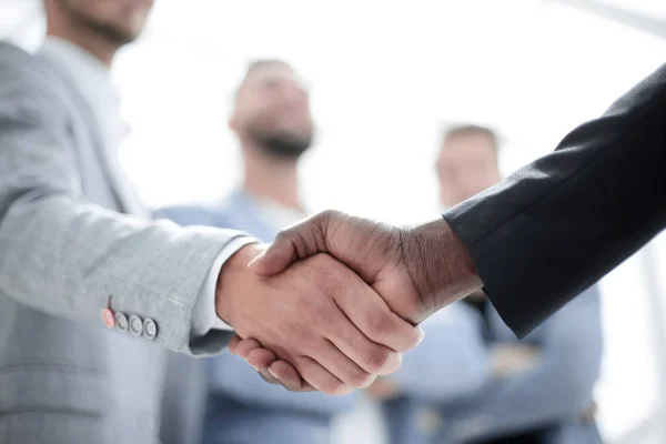 Business handshake. Dwa biznesmen drżenie rąk w biurze — Zdjęcie stockowe