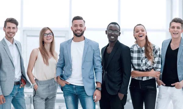 Gruppe von Menschen vor weißem Hintergrund — Stockfoto