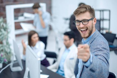 yakın çekim. Sana mutlu işadamı işaret parmağı