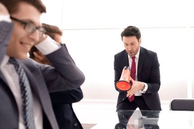 Yöneticisi arkadaşları bir iş toplantısı sırasında bağırıyor..