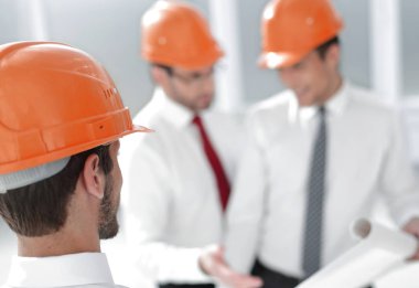 yakın çekim. onun ofisinde arıyor hard-hat işadamı