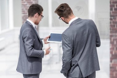 bir ileti dijital tablet okuma iki iş adamları