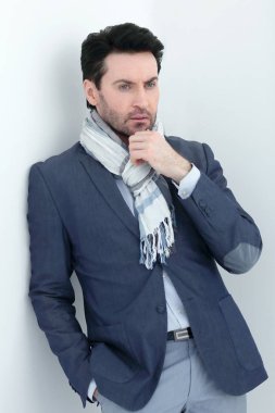 düşünceli bir modern işadamı portresi.