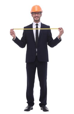 tam büyüme. bir mezura ile gülümseyen genç mimar.