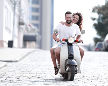Cool adam ve güzel kız ifade ile scooter üzerinde sürme