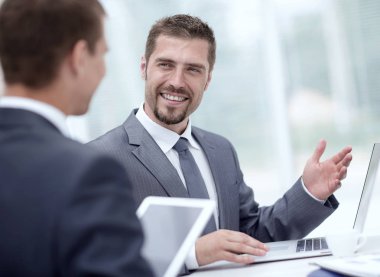 closeup.business ortakları iş sorunları tartışıyor