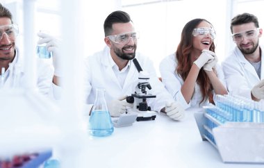 Arkaplan görüntüsü bir grup bilim adamı mikrobiyologdur..