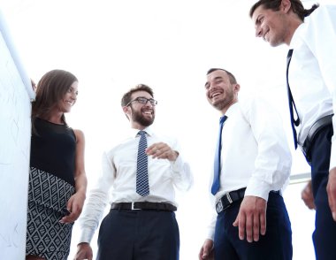 Genç çalışan arkadaşları flipchart fikirlerini olduğunu.