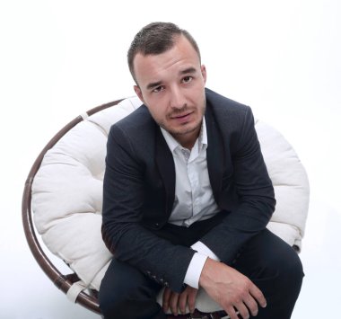 genç işadamı rahat bir sandalyede oturuyor