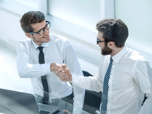 Ravvicinato.i dipendenti stringono la mano al desk — Foto Stock