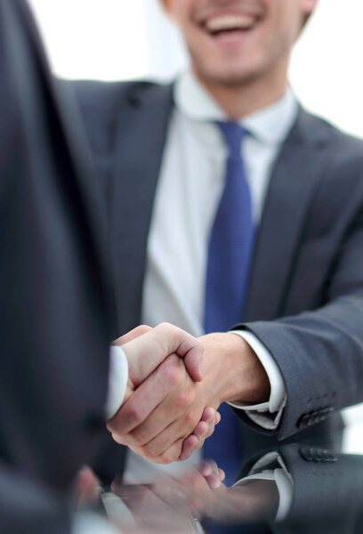 вертикальное фото.рукопожатие деловых людей
 .