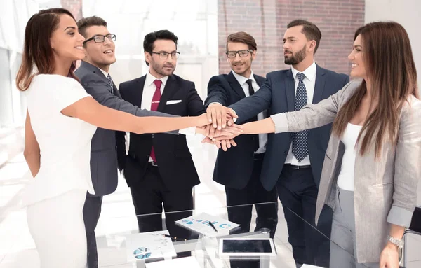 Orgoglioso business team mettendo le mani insieme — Foto Stock