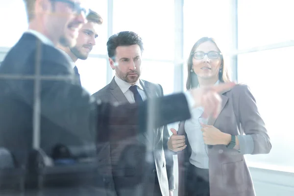 Global business gränssnitt mot affärsman — Stockfoto