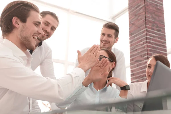 Medewerkers geven elkaar een high five zitten aan de balie — Stockfoto