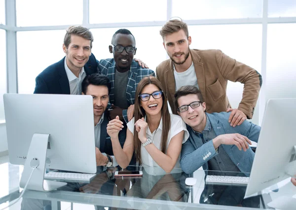 Potret tim bisnis yang sukses di tempat kerja — Stok Foto