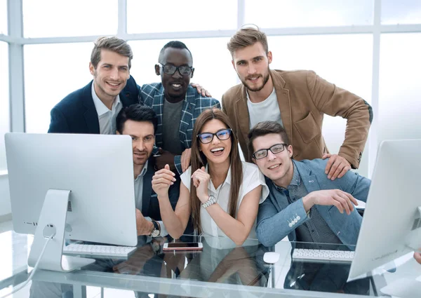 Retrato de uma equipe de negócios bem sucedida no local de trabalho — Fotografia de Stock