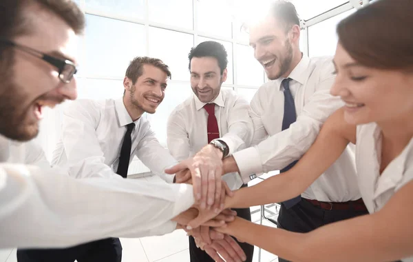 Team Happy business ansluter sina händer tillsammans — Stockfoto