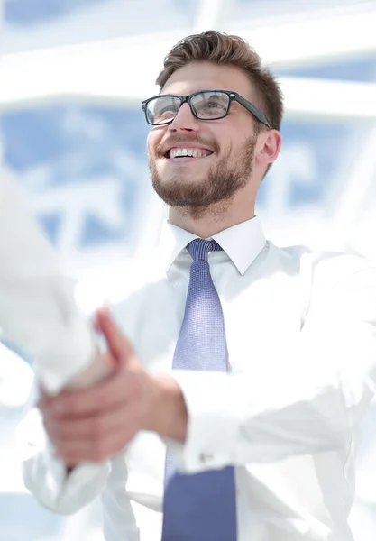 Närbild.Välkommen och affärshandslag — Stockfoto