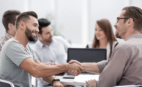 Stäng up.handshake anställda vid skrivbordet — Stockfoto