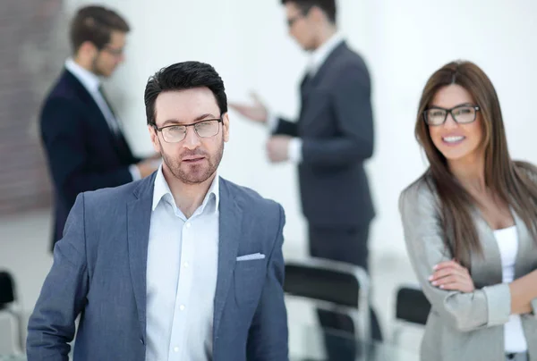 Mitarbeiter des Unternehmens stehen in einem modernen Büro — Stockfoto