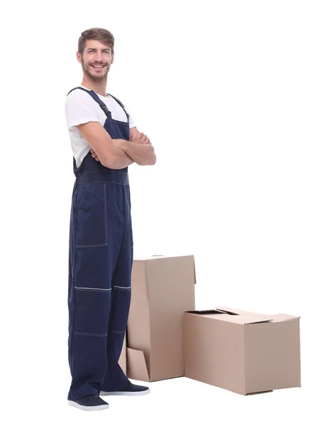 Man courier permanent in de buurt van kartonnen dozen — Stockfoto