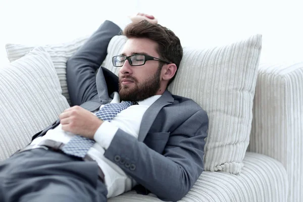Κουρασμένος επιχειρηματίας χαλαρώνοντας στον καναπέ. — Φωτογραφία Αρχείου