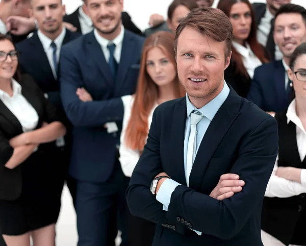 Счастливый бизнесмен, стоящий на фоне своей бизнес-команды . — стоковое фото