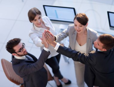 Başarılı iş adamları birbirlerine beşlik çakıyor.