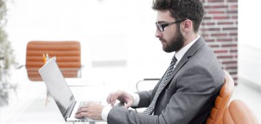 Masa başında oturan parlak ofiste çalışan iş adamı