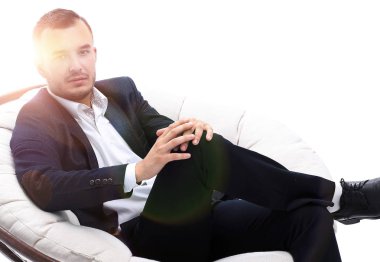 genç işadamı rahat bir sandalyede oturuyor