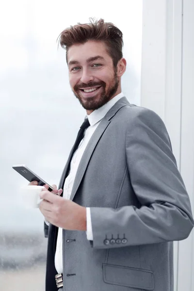 Homem elegante de terno está lendo informações no telefone — Fotografia de Stock