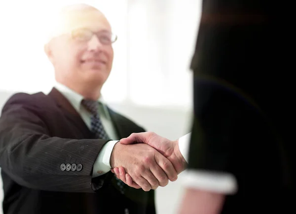 Detailní obchodní partnery handshake. obraz je rozmazaný. — Stock fotografie