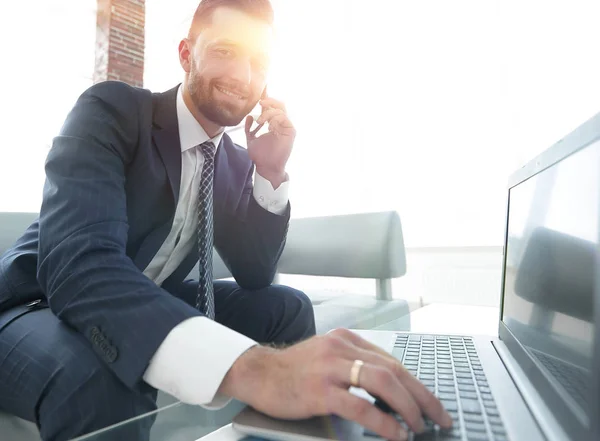 Uomo d'affari risolvere i problemi di business con un collega attraverso un telefono moderno — Foto Stock