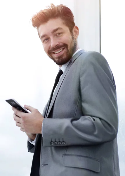 Stylový muž v obleku čte informace na telefonu — Stock fotografie