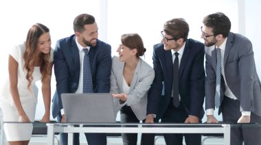 İş ekibi çevrimiçi bilgileri tartışıyor