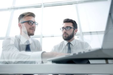 ofiste çalışan up.business meslektaşları kapatın.