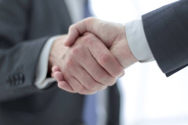 Yaklaş. Güçlü iş adamları tokalaşıyor.