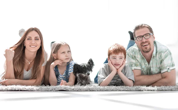 Família feliz moderna em um novo apartamento — Fotografia de Stock