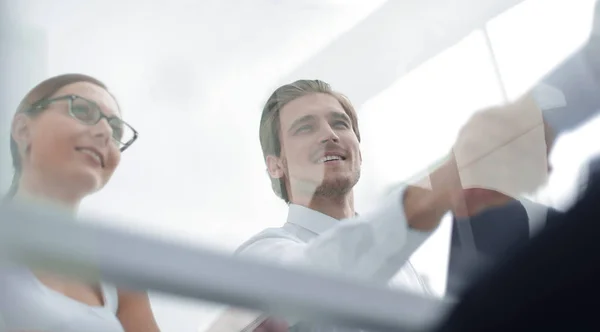 Vista desde detrás de la gente de negocios glass.handshake — Foto de Stock