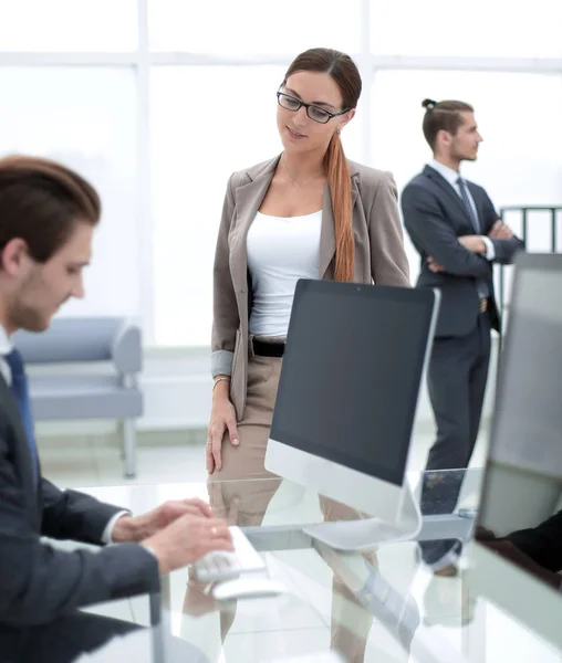 Compañeros de negocios en una oficina moderna . — Foto de Stock