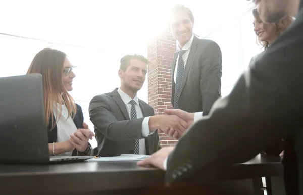 Estrechando la mano después de una reunión de negocios en la oficina — Foto de Stock