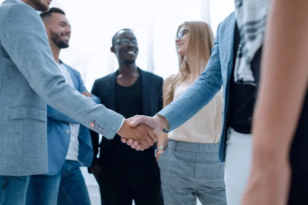 Team di uomini d'affari sorridenti che lavorano in ufficio — Foto Stock