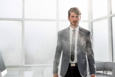 genç işadamı bir tahliye takım çalıştıran